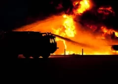  Βούλα : Η Πυροσβεστική έθεσε υπό μερικό έλεγχο φωτιά σε οικόπεδο στην περιοχή Βούλα