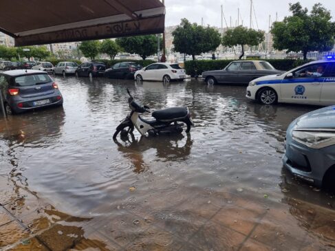  Κακοκαιρία «EVA»: Σε 20 λεπτά δυνατής βροχής πλημμύρισαν οι δρόμοι